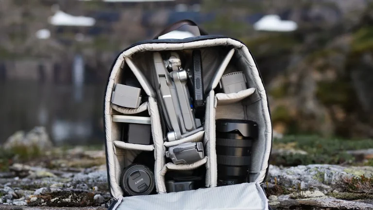 Kompakte Drohne und Kameraausrüstung sicher in einem gepolsterten Reiserucksack verstaut