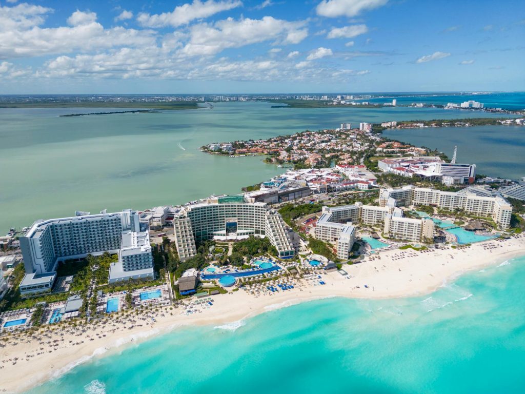 Luftaufnahme von Strand und Hotelzone in Cancún