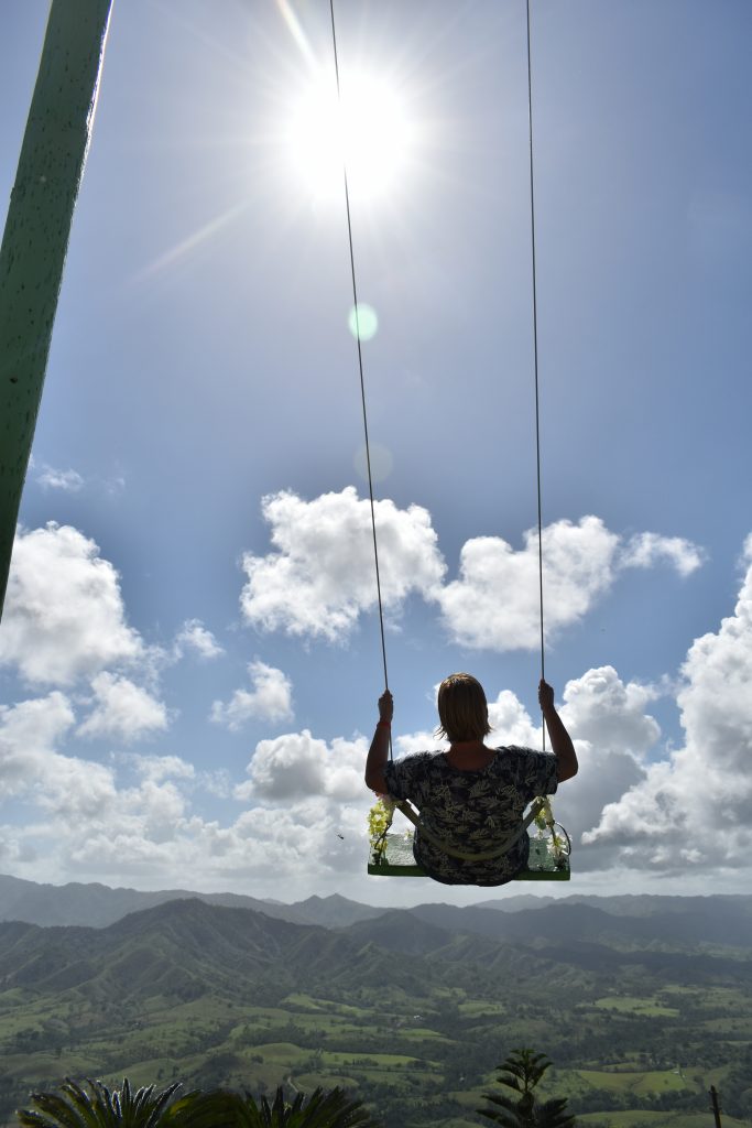 Aussichtspunkt in der Dominikanischen Republik mit Schaukeln über den Wolken, Hängematten und Zipline