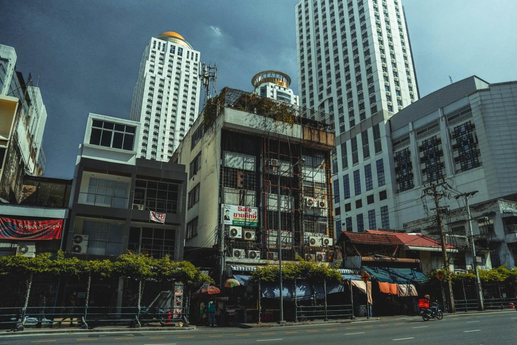Straßenszene in Bangkok mit moderner und traditioneller Architektur