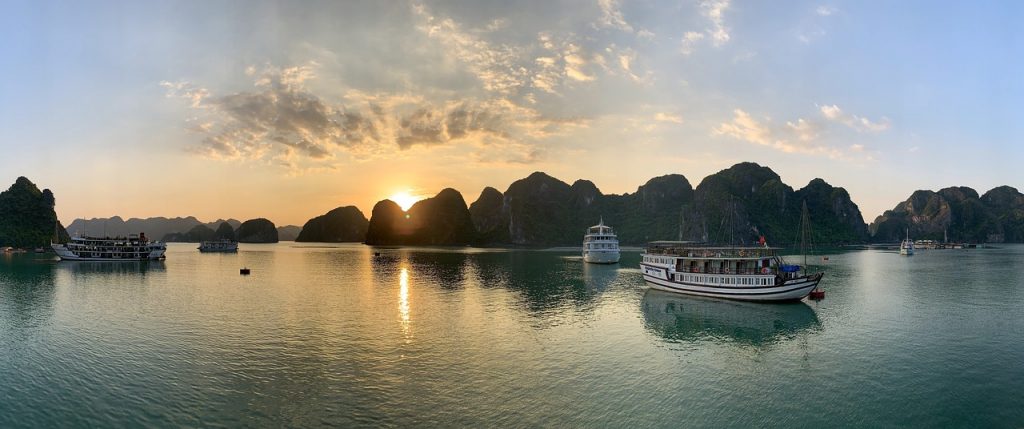 Halong-Bucht in Vietnam mit Kalksteinfelsen und ruhigem Wasser bei stimmungsvoller Aussicht