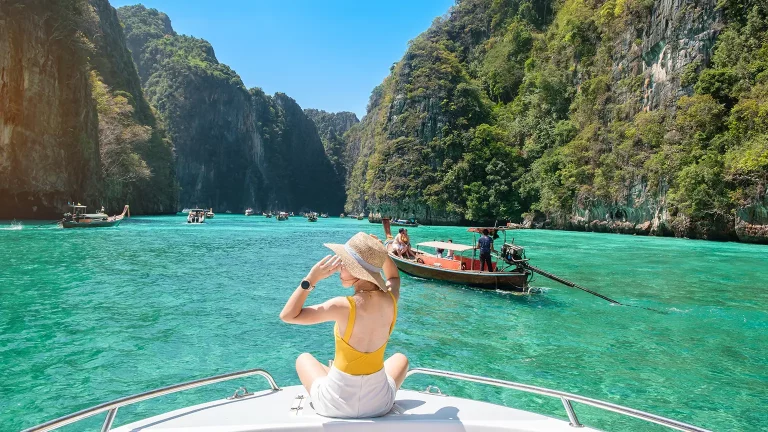 Reisende auf einer Bootstour durch die Pileh-Lagune bei Koh Phi Phi in Thailand
