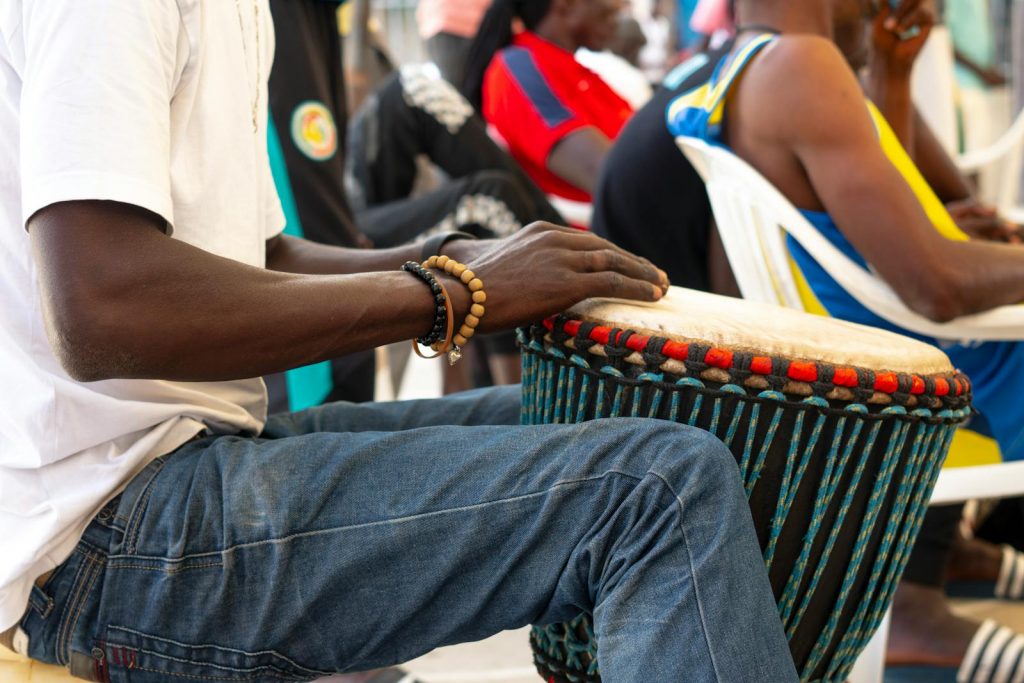 Straßenmusiker in Senegal mit traditioneller Djembe Trommel