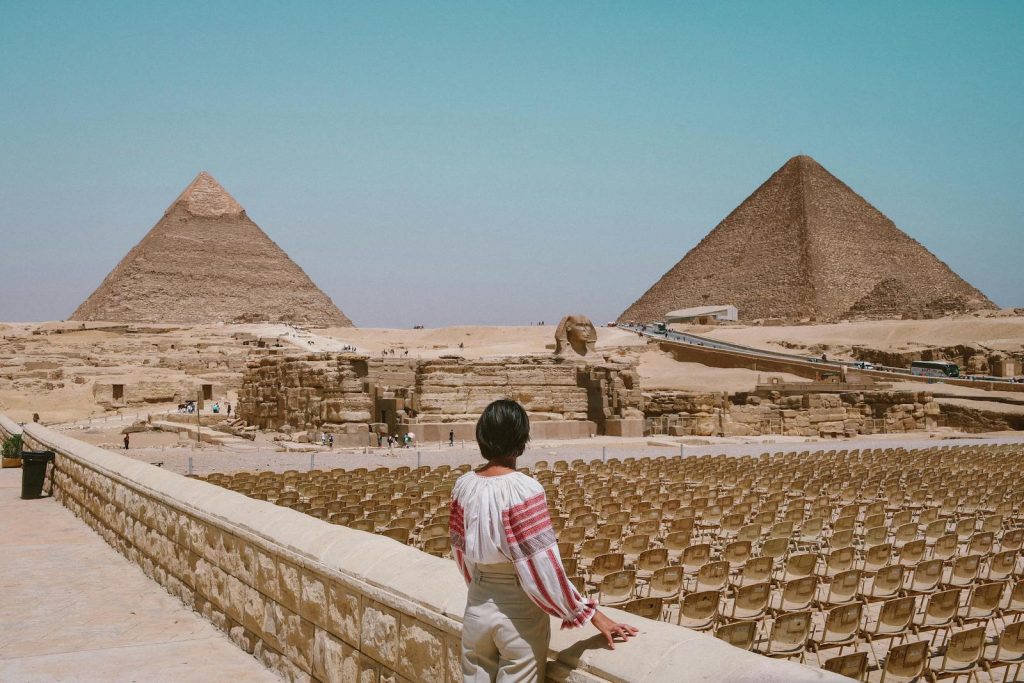 Tourist vor Pyramiden und Sphinx von Gizeh in Ägypten