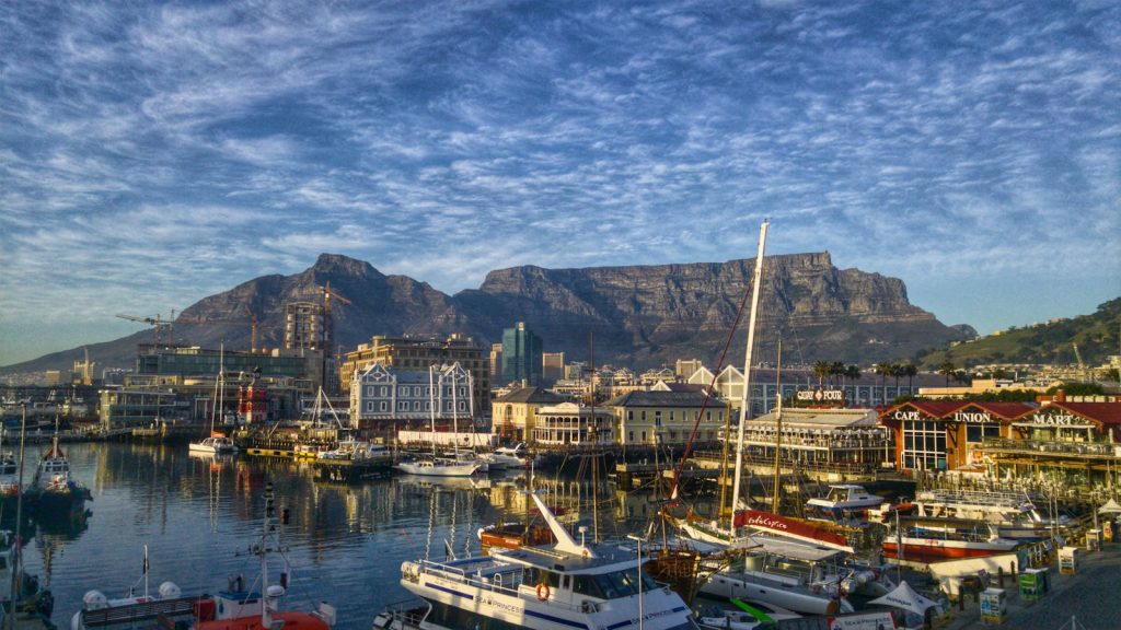 Hafen von Kapstadt mit Tafelberg im Hintergrund