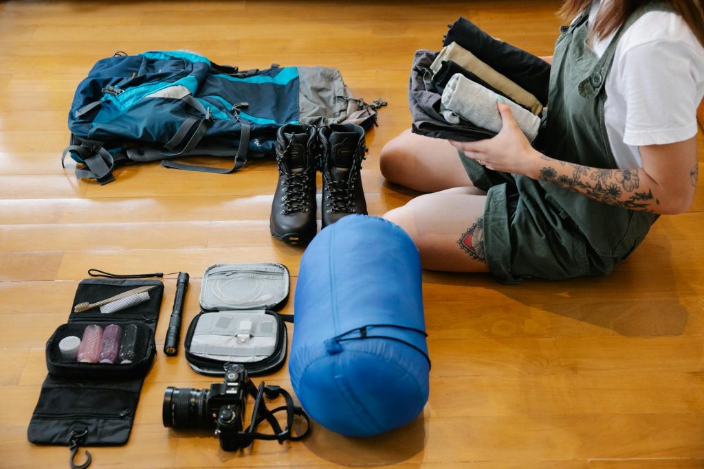 Reiseausrüstung für Backpacking mit Rucksack Kleidung Kamera und Reise Gadgets