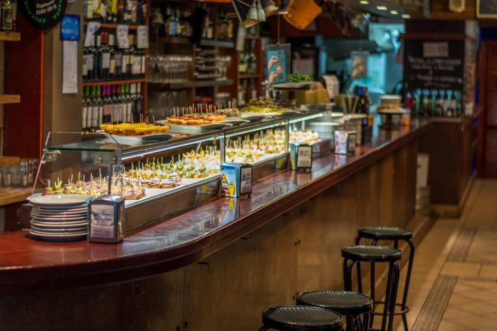 Auswahl an Tapas und Pinchos in einer Bar in Barcelona