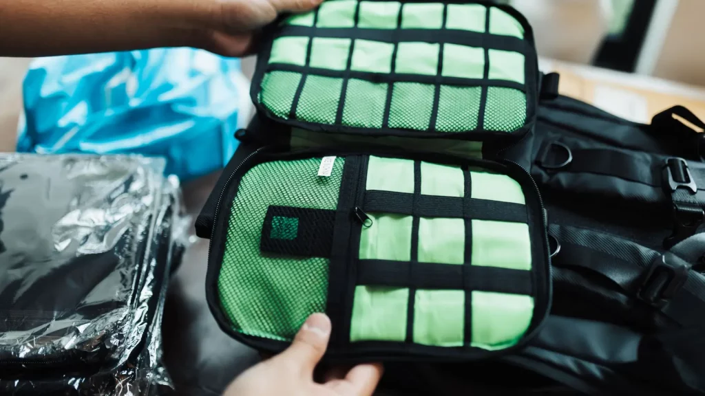 Offener Reiserucksack mit Packwürfeln und geordneter Reiseausrüstung