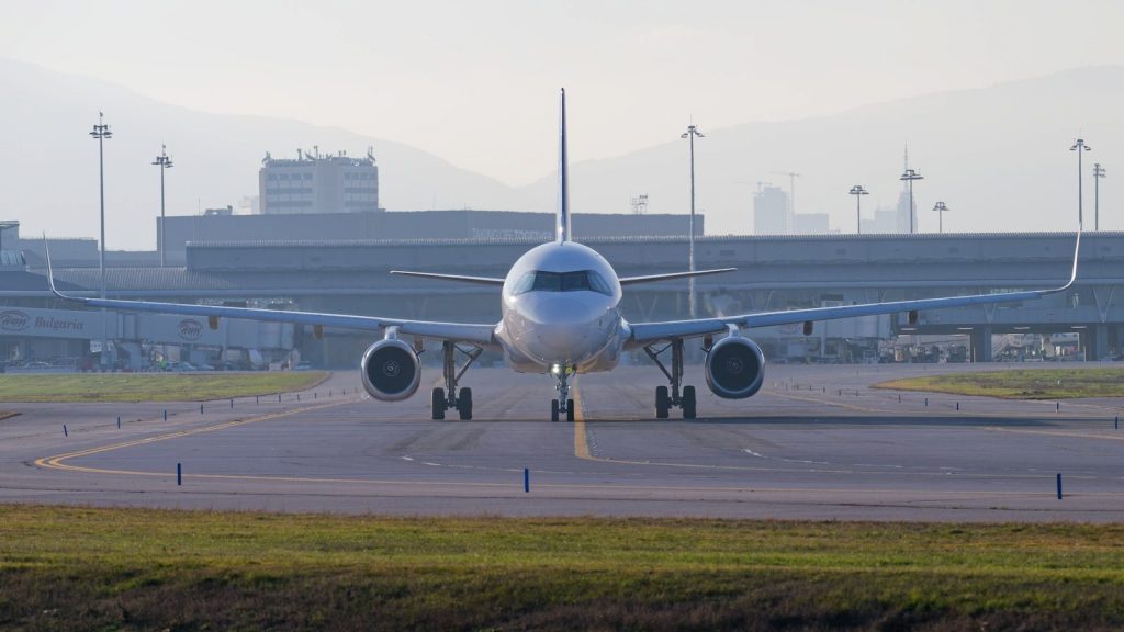 Flugzeug auf der Startbahn am Flughafen