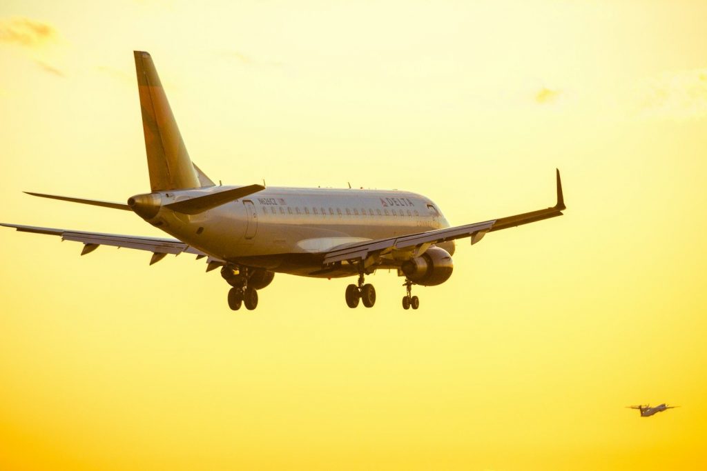 Weißes Passagierflugzeug im Flug bei Tageslicht