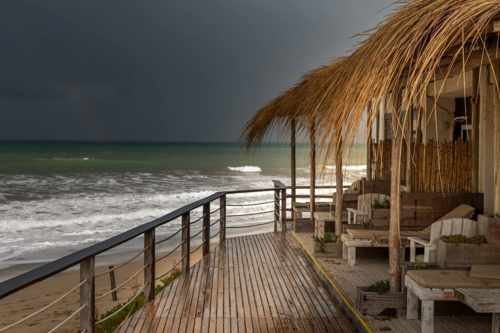 Strandterrasse mit Meerblick bei stürmischem Himmel