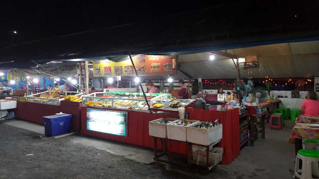 Bang Niang Market in Khao Lak mit Streetfood-Ständen und Marktbesuchern.