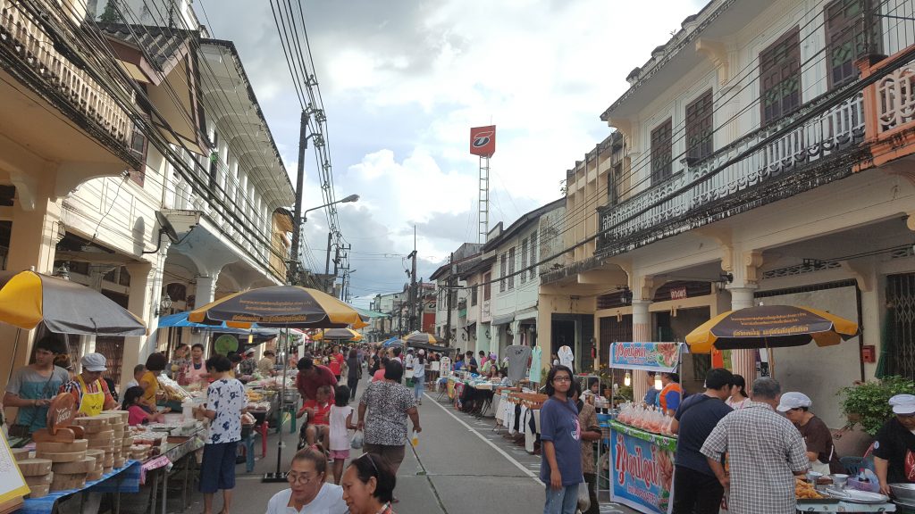 Straße zwischen Phuket und Khao Lak entlang der tropischen Küste Südthailands.