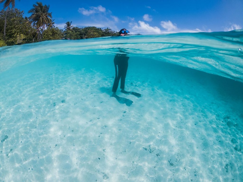Schnorchler an den Surin Islands im klaren Wasser der Andamanensee.