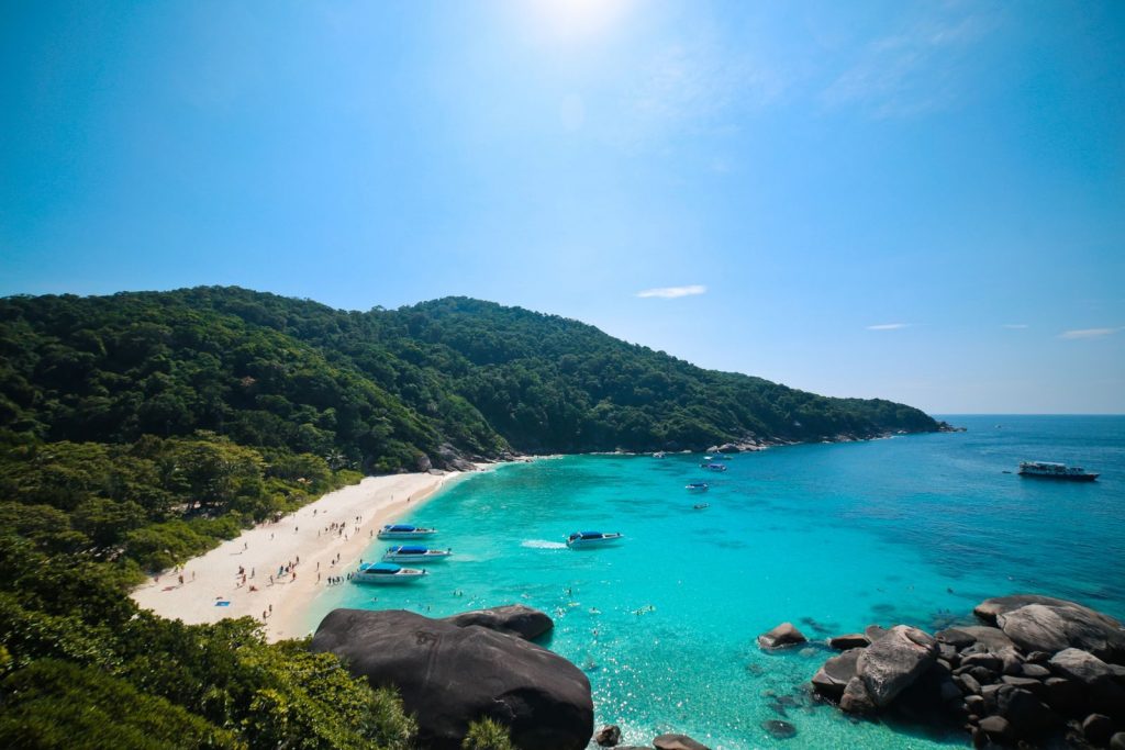 Similan Islands mit türkisblauem Wasser und weißen Sandstränden vor der Küste Thailands.