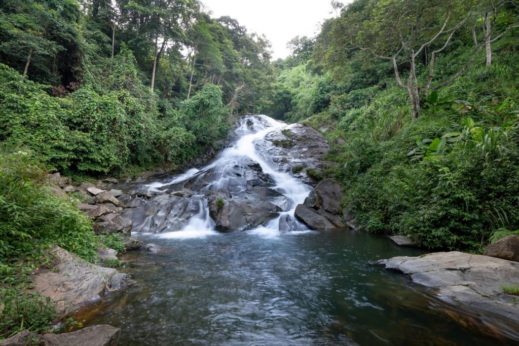 Ton Chong Fa Wasserfall im Regenwald von Khao Lak.