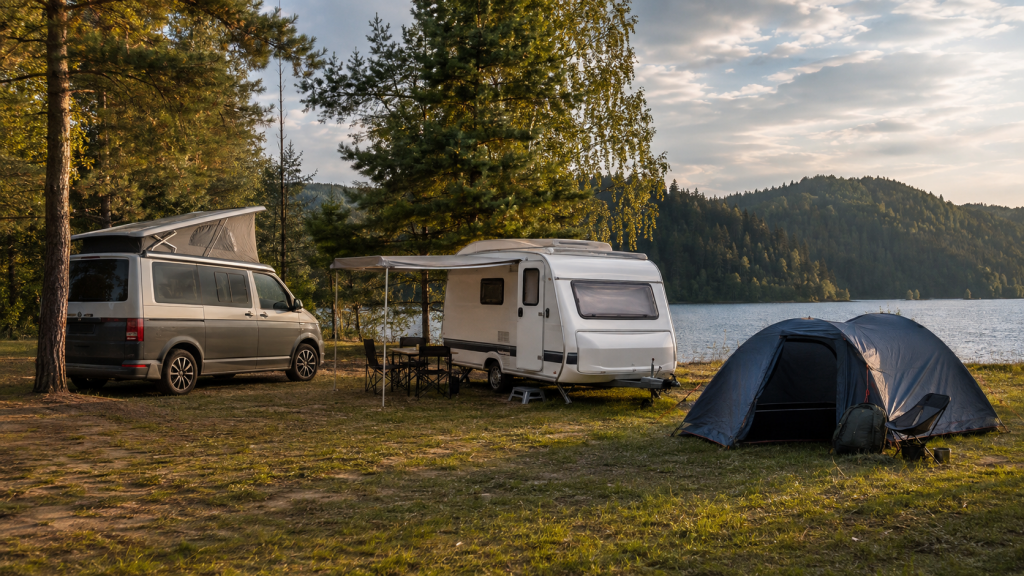 Wohnmobil, Wohnwagen und Zelt als drei Campingarten am See