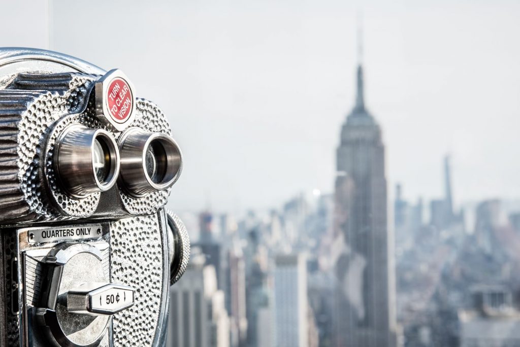Münzfernrohre auf einer Aussichtsplattform in New York City mit Blick auf das Empire State Building.