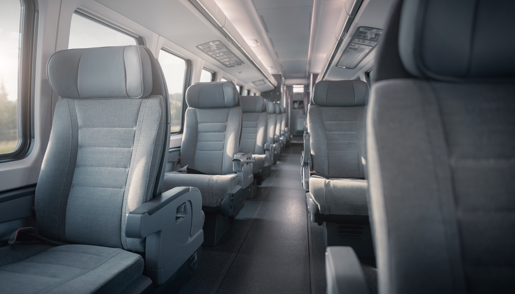 Geräumiger Innenraum eines modernen Reisebusses mit komfortablen Sitzen und zusätzlicher Beinfreiheit