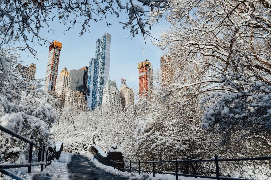 Weihnachtliches New York im Dezember mit winterlicher Skyline
