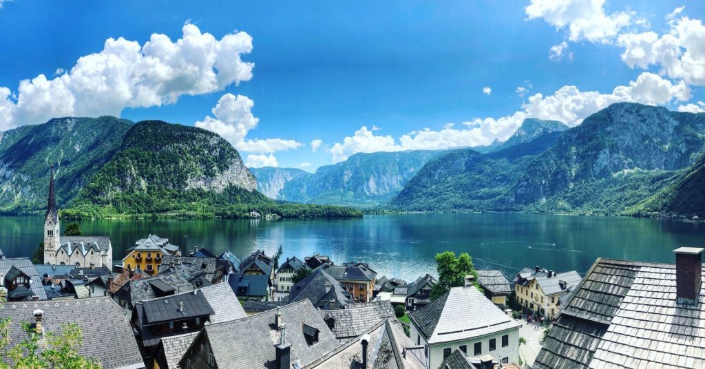 Luftaufnahme von Hallstatt mit See und umliegender Berglandschaft in Österreich