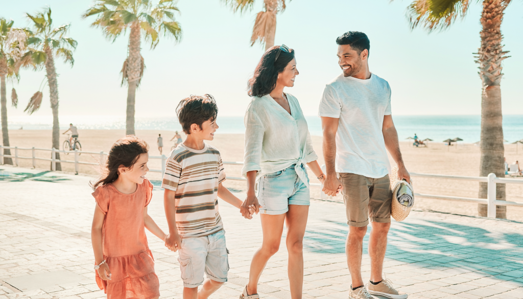 Familie bei einem sonnigen Urlaub an der spanischen Mittelmeerküste