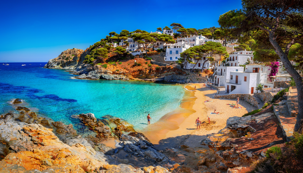 Sonnige Bucht an der Costa Brava mit mediterraner Küstenlandschaft in Spanien