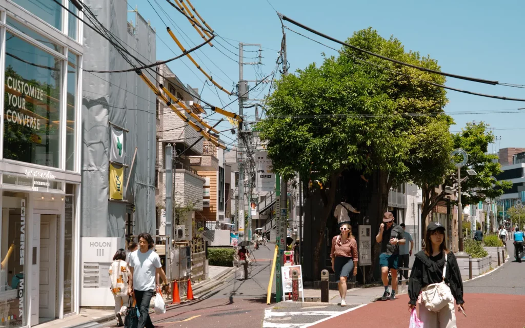 Helle Straße in Tokio mit Fußgängern bei der Japan-Reise