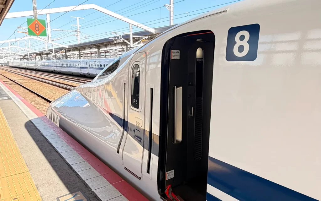 Shinkansen am Bahnsteig des Bahnhofs Kyoto in Japan