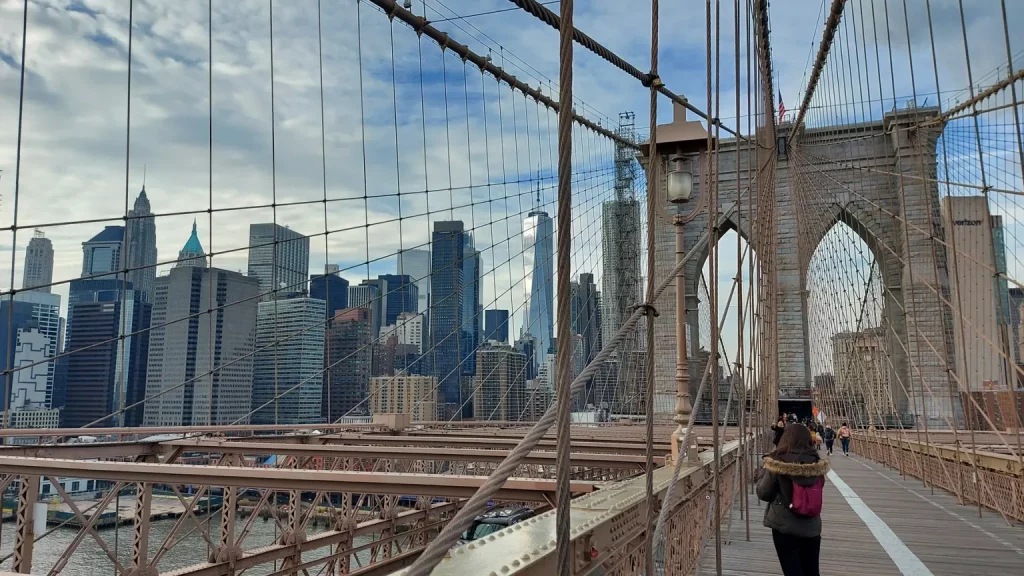 Blick von der Brooklyn Bridge auf die Skyline von Manhattan