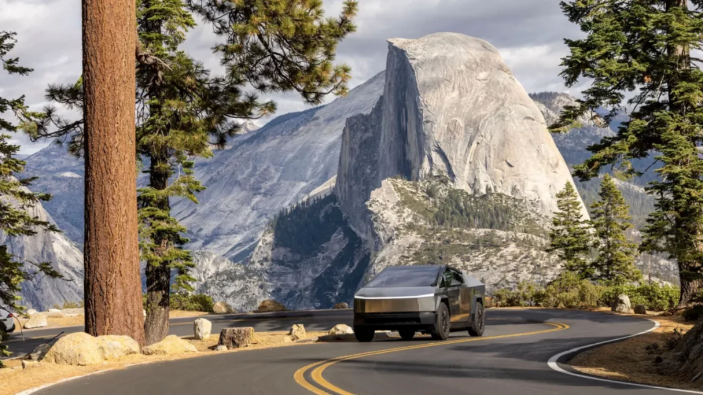 Auto auf einer Straße im Yosemite Nationalpark mit Half Dome im Hintergrund