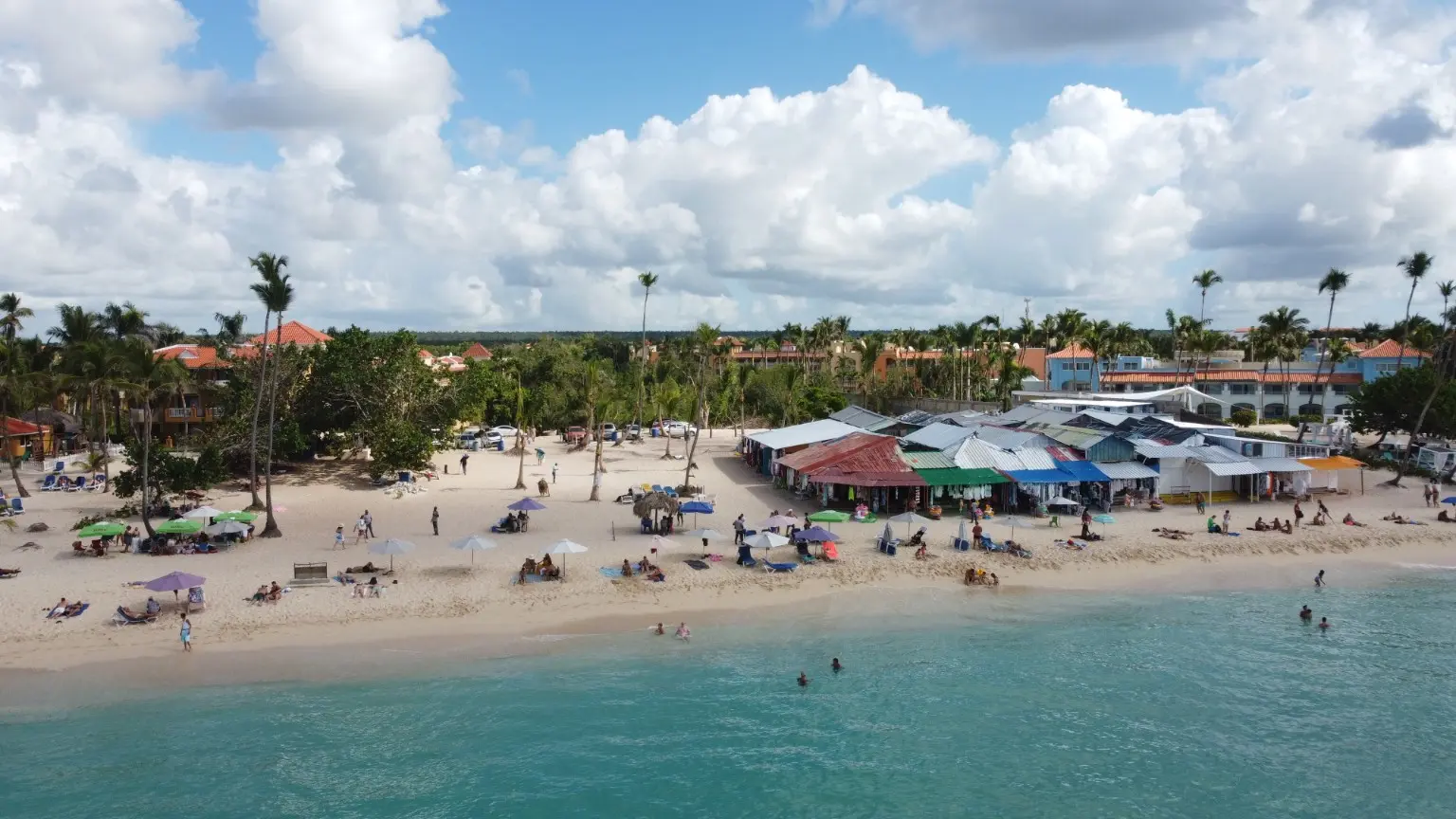 Strand und Palmen in Bayahibe in der Dominikanischen Republik