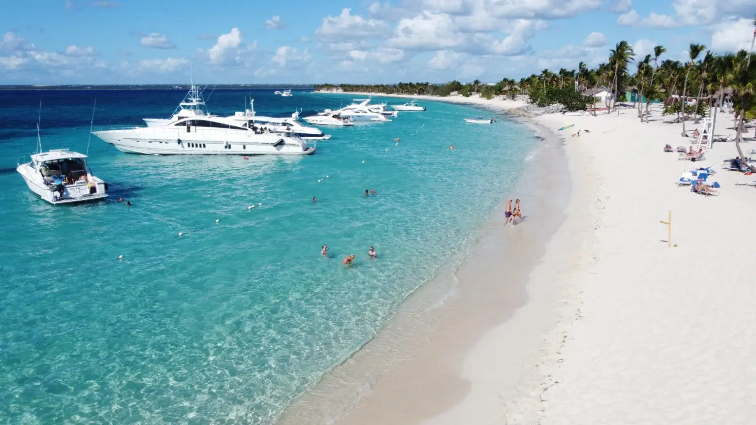 Weißer Strand und Ausflugsboote im türkisfarbenen Wasser der Isla Catalina