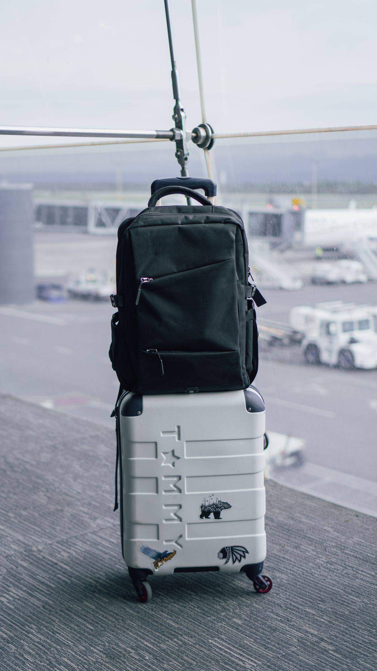 Rucksack und Koffer als Handgepäck am Flughafen vor dem Flug nach Thailand