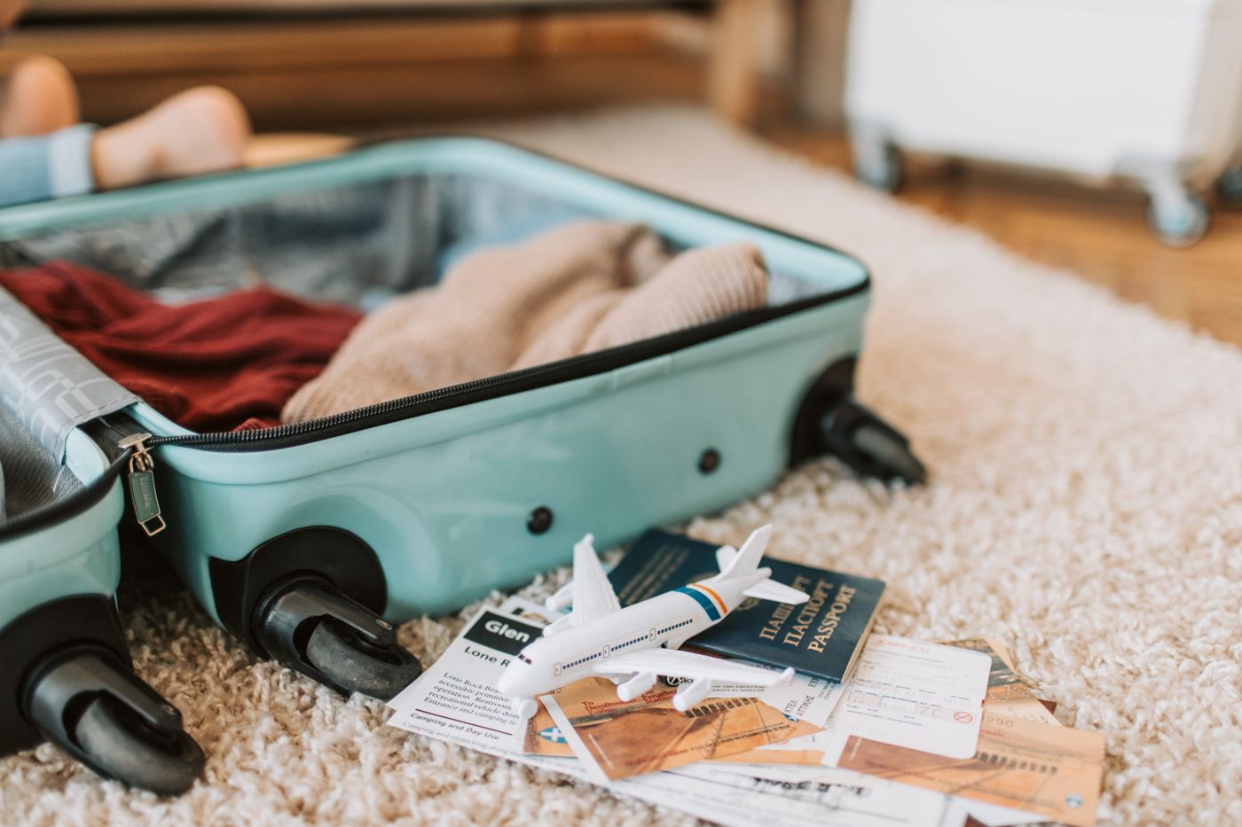 Geöffneter Koffer mit Reisepass und Reiseunterlagen für Thailand