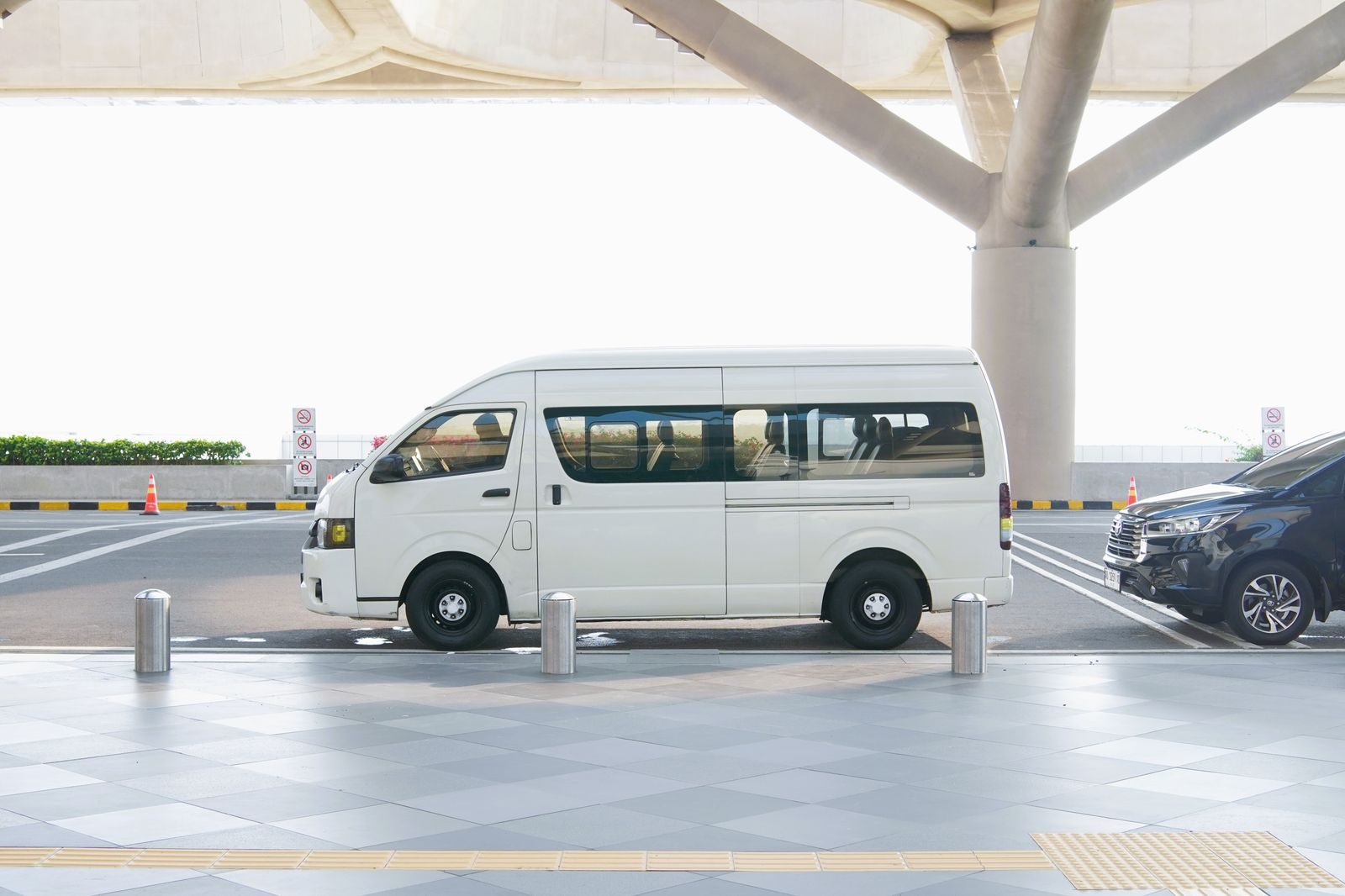 Weißer Minivan als Beispiel für einen Flughafentransfer
